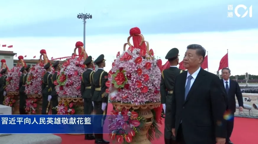 习近平头发花白 带领众领导人敬献花篮