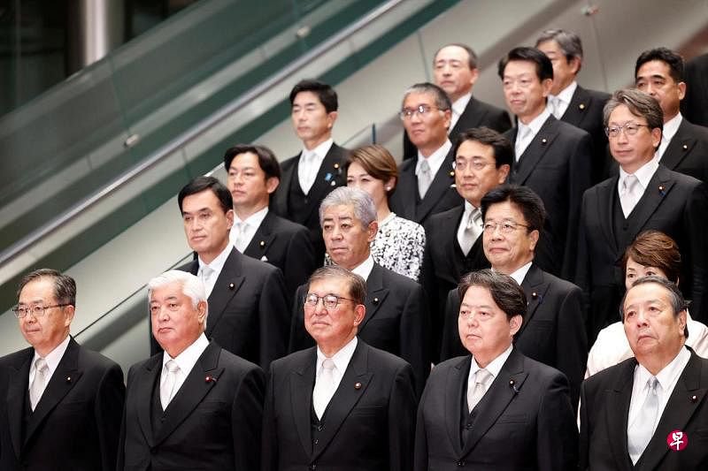 10月1日，日本首相石破茂和他的内阁成员合影。（路透社）