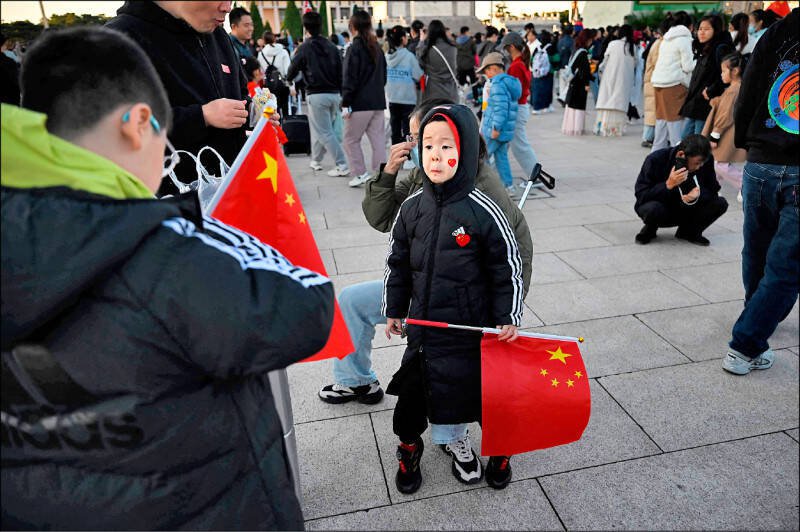 中华人民共和国1日迎接建国75周年，却因武汉肺炎疫情重启后委靡不振的经济蒙上阴影，成为历史的垃圾时间。 （法新社）