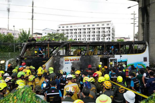 车上11个天然气罐...泰校车起火吞噬23条生命