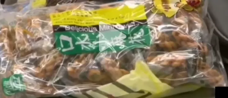 中国大妈出国，海关开箱“诡异”塑料袋，崩溃