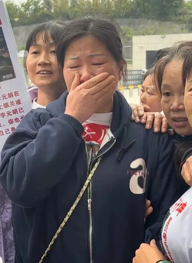 得知女儿周君被打伤,李艳伤心地哭了。潇湘晨报