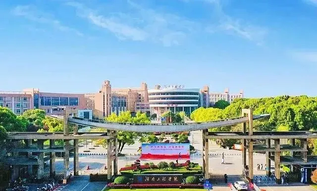 网传大学年轻女老师出轨10余人，校方回应