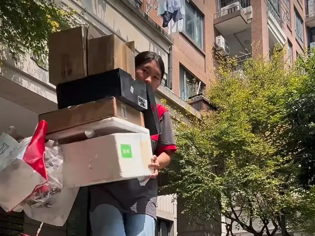 长花从客户家打扫完出来