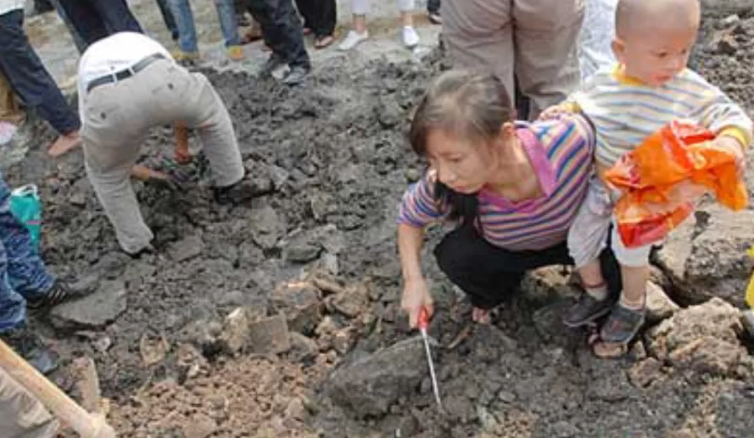 国内最野的狂徒挖宝队，擅闯民宅猛挖地基