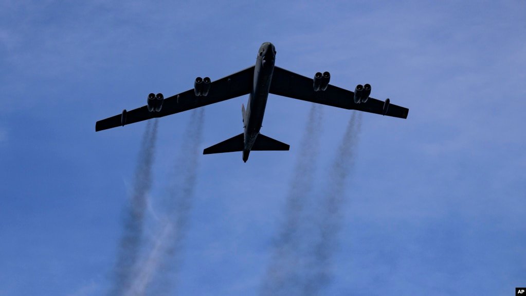 资料照片：一架从美国印第安纳州附近空军基地起飞的B-52轰炸机。(2022年12月23日)