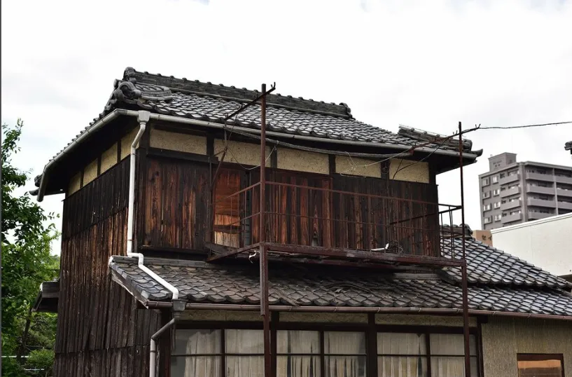 外国网红在日本靠买空屋彻底“躺平”，废弃二手房翻新后转手出租月入210万！