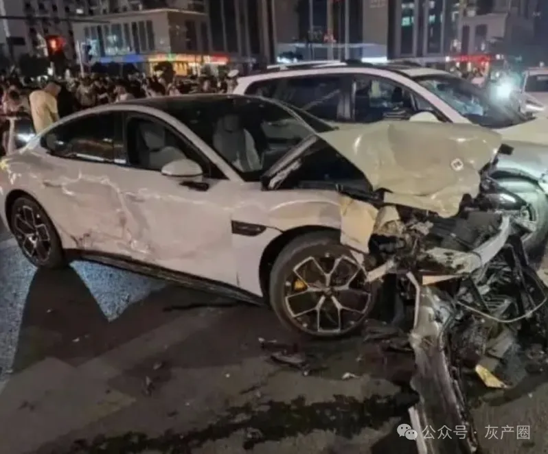 极品豹纹女开小米SU7路口连撞8车 事后发性感照