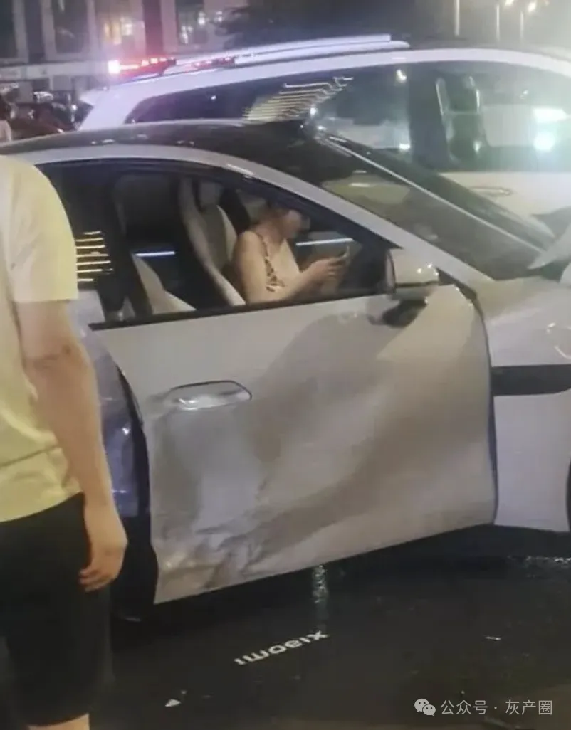 极品豹纹女开小米SU7路口连撞8车 事后发性感照