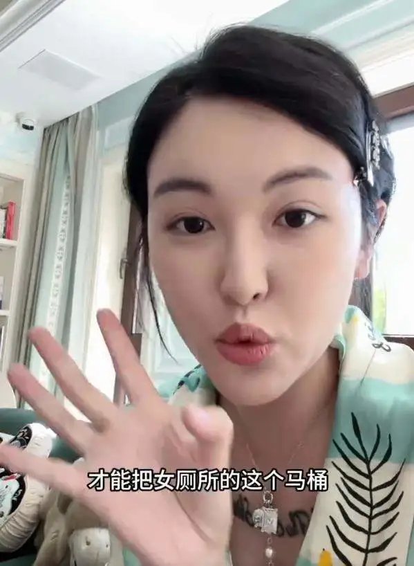 内地有3千万丝的网红张凯毅认为应取消女洗手间的坐厕。