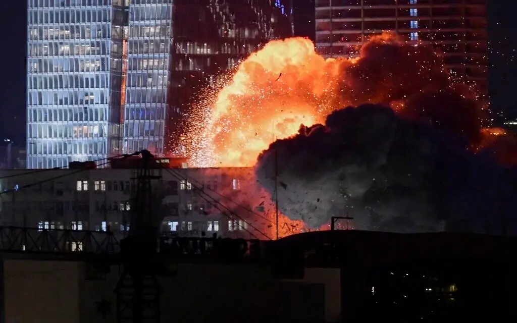 当地时间6月13日，以色列特拉维夫，伊朗导弹袭击期间该市发生爆炸。图源：美媒