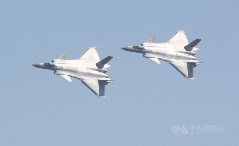 图为2018年珠海航展飞行表演的共军歼-20（J-20）匿踪战机。 图/中央社（资料）