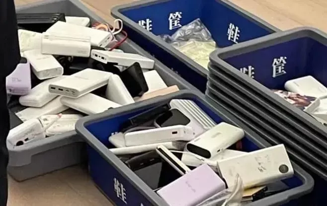 不合标准的充电宝被查扣。图源：网络