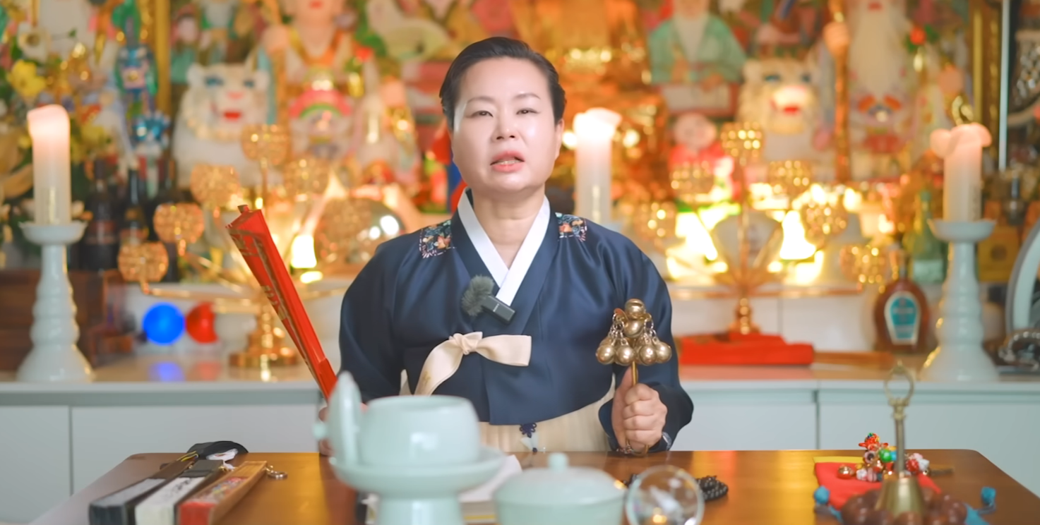 ▲▼南韓傳統薩滿教巫女「白頭神堂」預測日本會因地震而沉入海底。（圖／翻攝自YouTube）