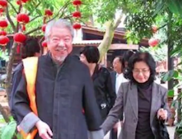 ▲蔡澜与妻子。 （图/翻摄自微博）
