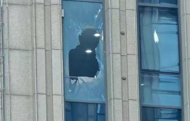 突发！31岁机长跳楼身亡，网友曝光内幕