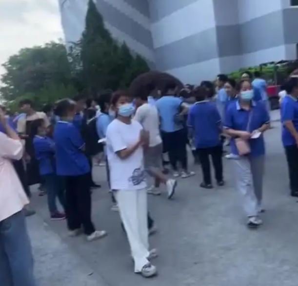 地震发生后，有不少居民上街避难。 （图/翻摄自微博）