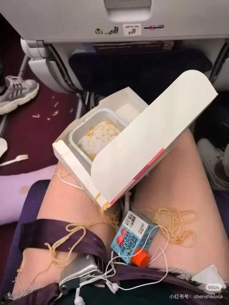 上海飞深圳航班突然剧颠 餐盒手机乱飞