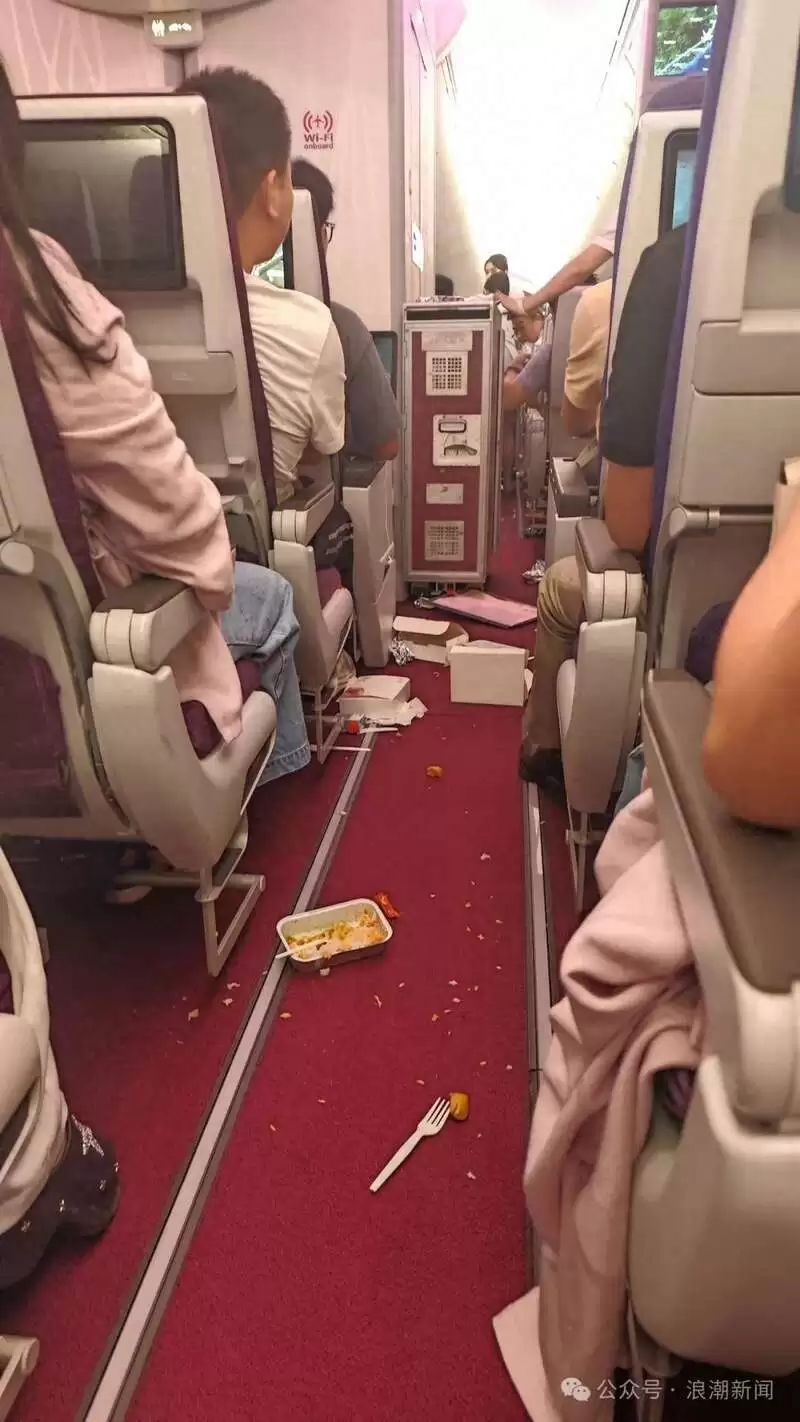 上海飞深圳航班突然剧颠 餐盒手机乱飞