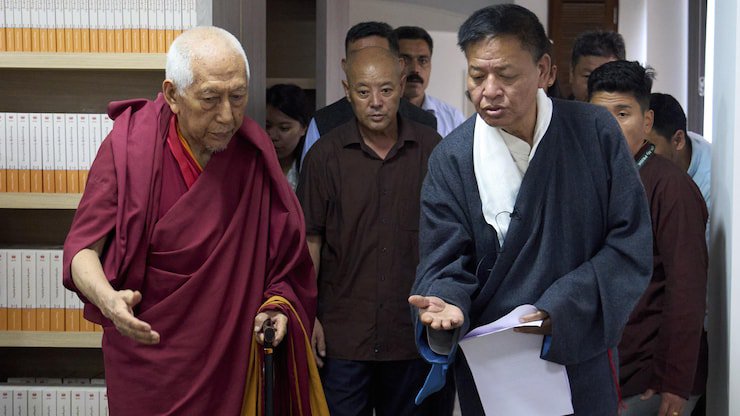 基金会的高级官员桑东仁波切（Samdhong Rinpoche，左）及印度西藏流亡政府司政边巴次仁（Penpa Tsering，右）。
