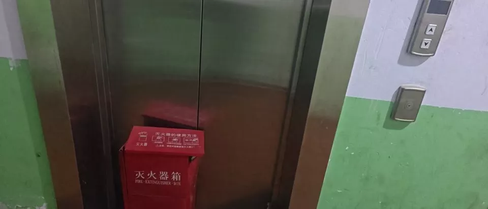 22层楼电梯坏数月，物业称有业主未交维修基金