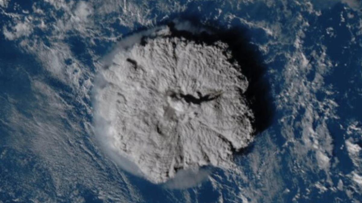 2022年东加火山爆发，规模大到外太空2,000公里的高度。 （图/翻摄自 日本气象厅）