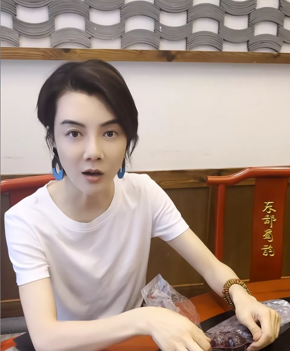 43岁“变了面相”的车晓，给娱乐圈的未婚女星，提了个醒