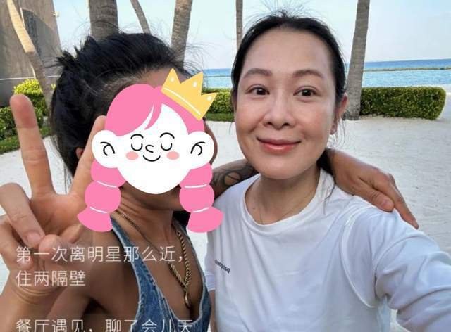 刘若英国外度假，皮肤松弛粗糙，小10岁老公露面