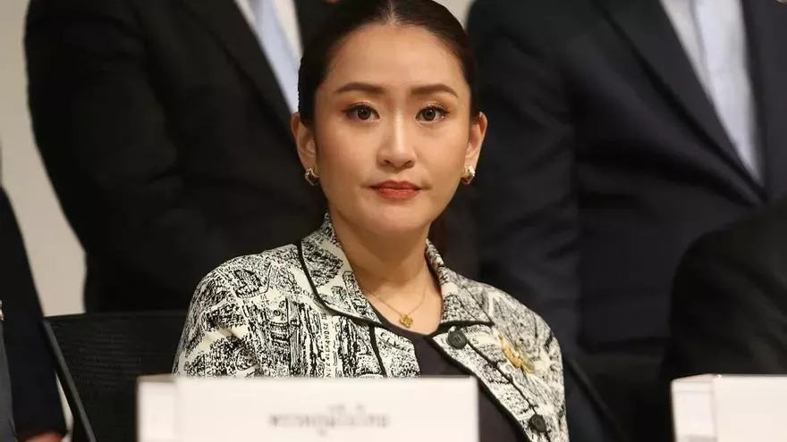 网红女总理一声“叔叔”引爆政坛！对方直播爆黑料