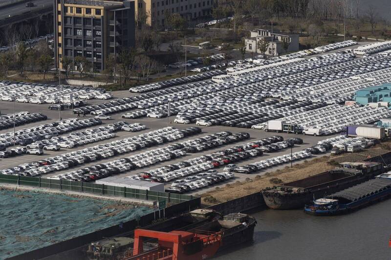 中國電動車產能過剩，車企不斷祭出價格戰，嚴重壓縮利潤。（彭博）