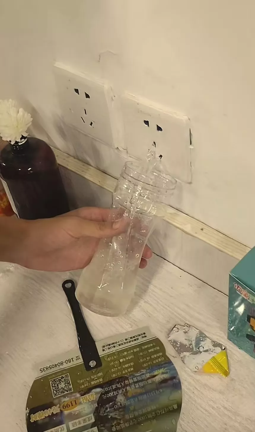 插座流水成瀑布！成都暴雨致居民家中插座出水