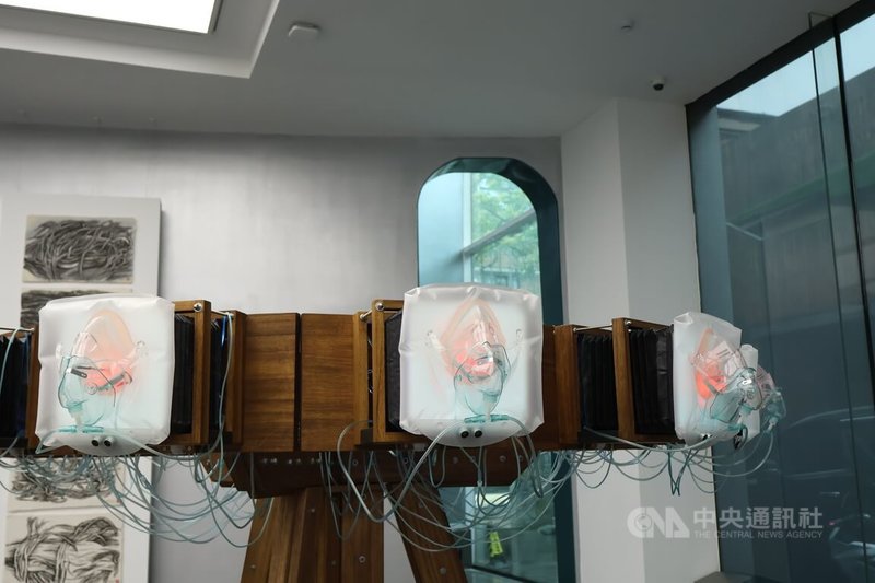 展览《将死亡带回生活》近期在北京798艺术区内的MACA艺术中心登场。 图为艺术家张沐辰的作品「呼吸」，若是有观众靠近该作品，机械呼吸的节奏会加速。 中央社记者谢怡璇北京摄 114年7月4日
