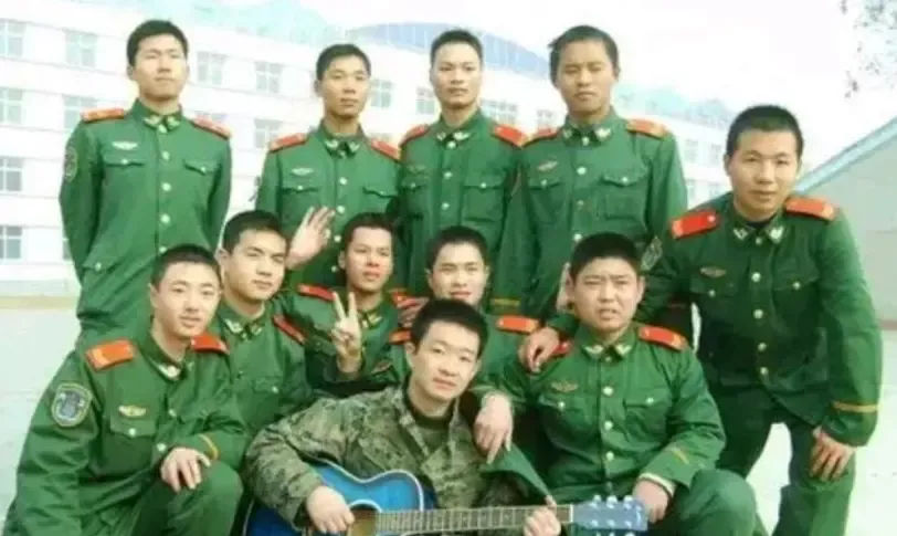 《我的中国心》一度成为老山前线指战员最喜欢的爱国歌曲，后来在部队传唱中被自发重新填词，演变成了今天著名的、女生军训必被教的军营民谣《军中绿花》