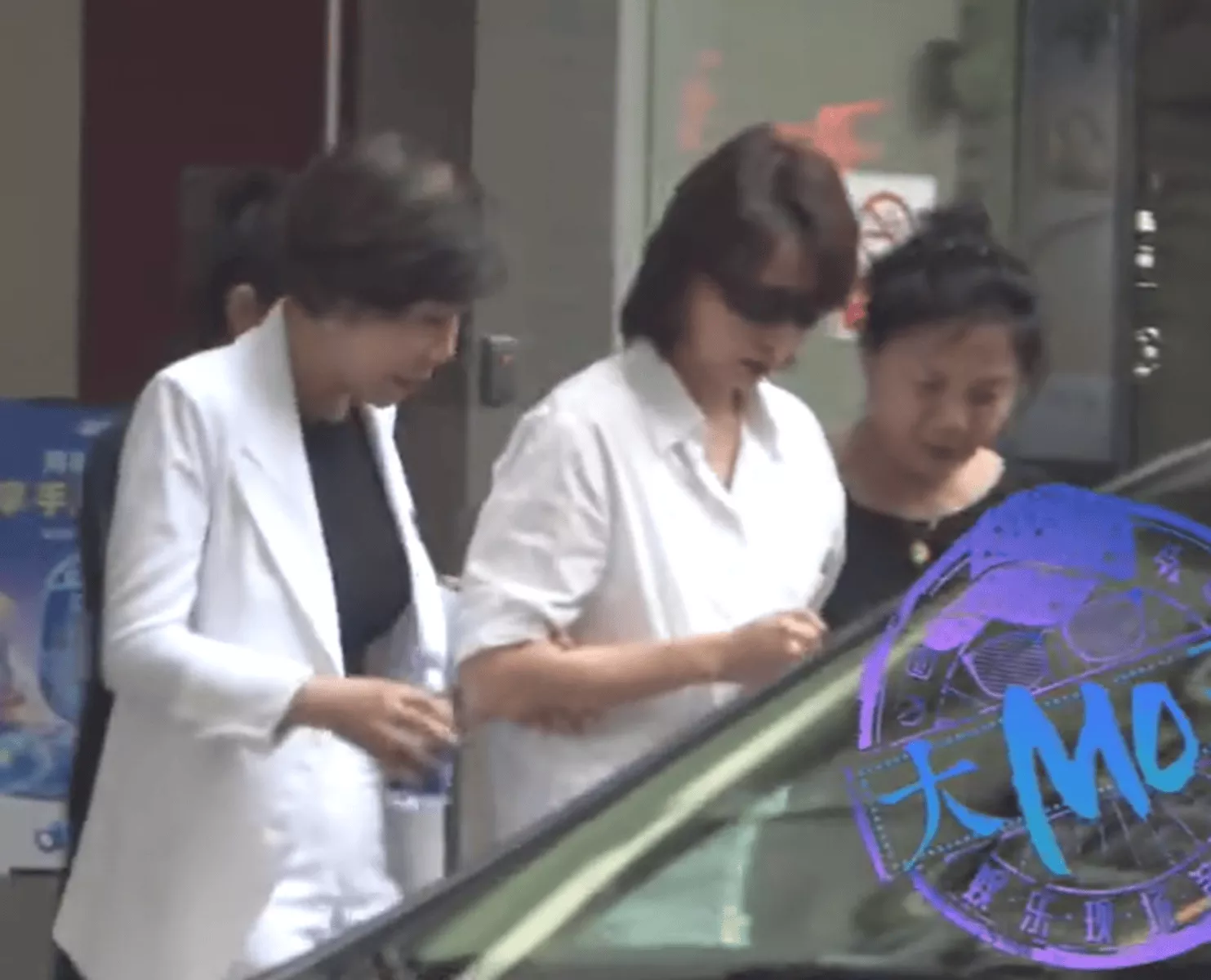 董卿现身医院宛如大佬出街！淡出荧幕后生活简朴！