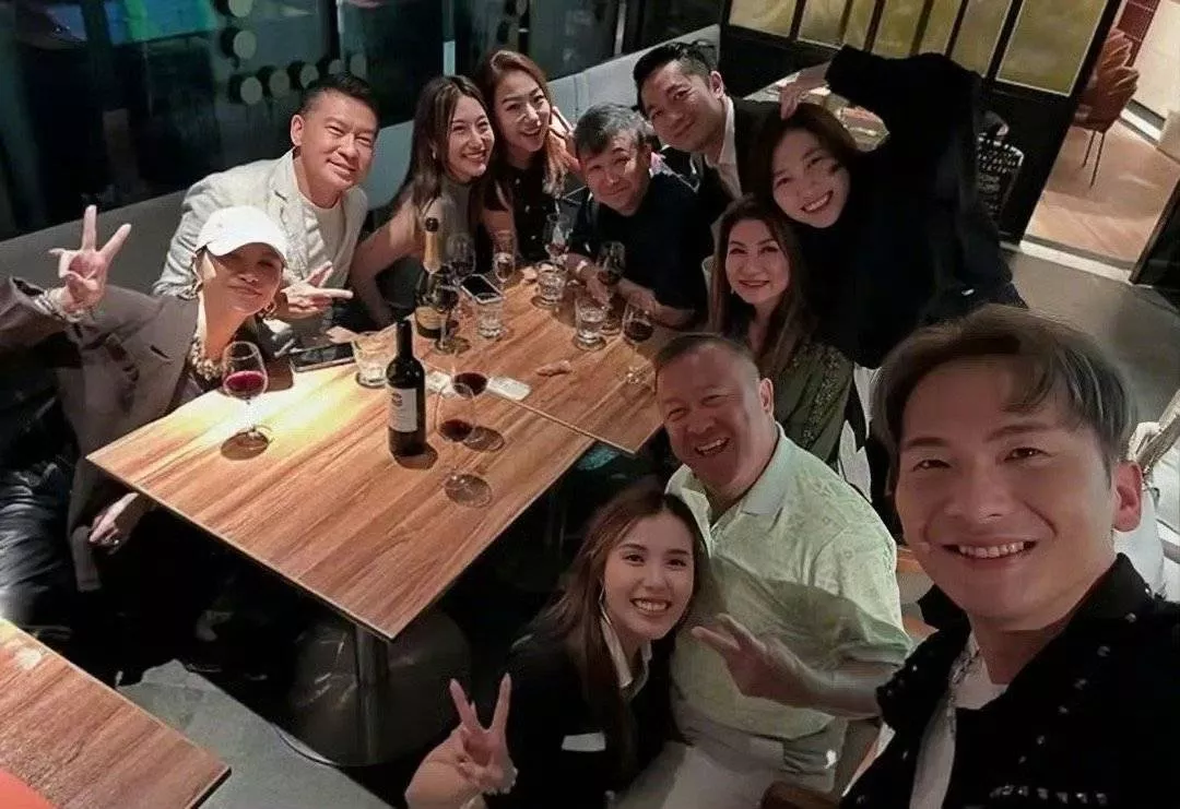 72岁曾志伟和25岁女星合影，姿势不雅惹争议！