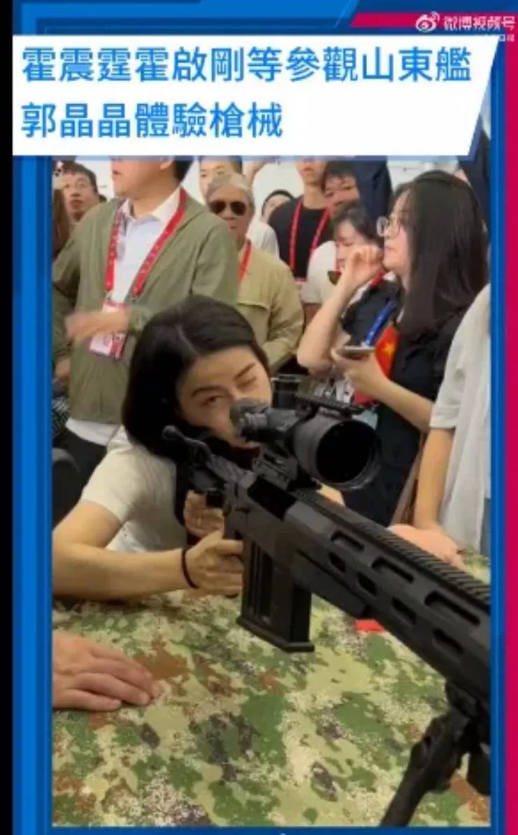 霍启刚夫妇参观山东舰，郭晶晶亲身体验枪械操作引围观
