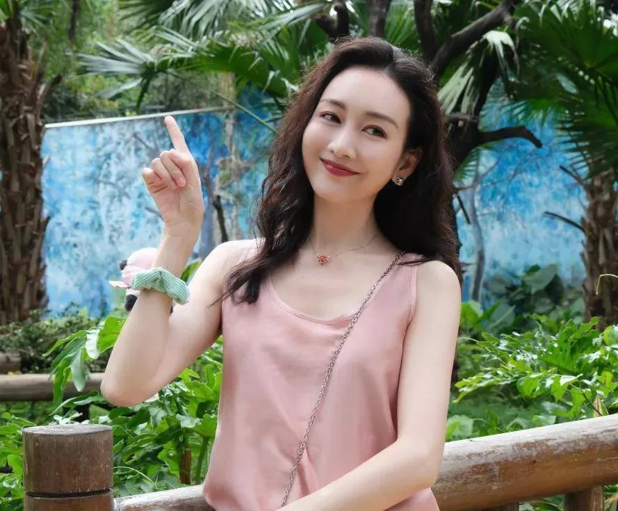 王鸥去看何九华演出！没带孩子坐前排不避人