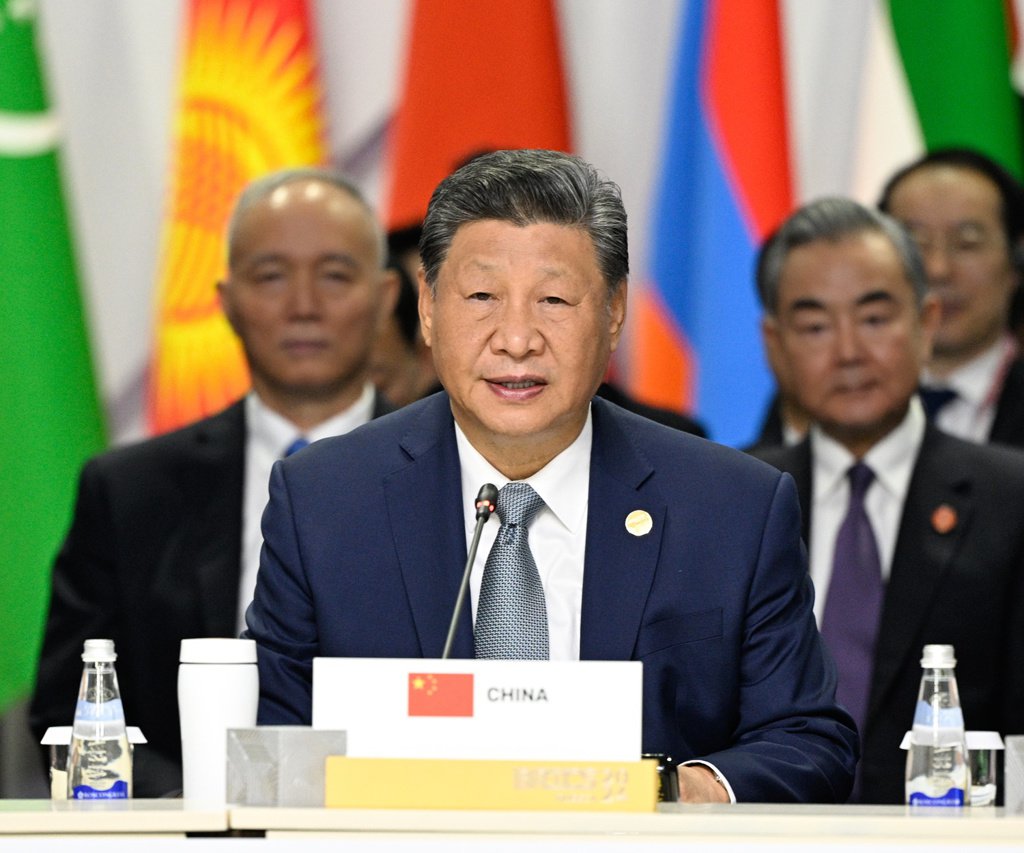 中国国家主席习近平12年来首度缺席金砖国家（BRICS）峰会，俄罗斯总统普京也不参加，令外媒评论不断扩大的金砖国家凝聚力下降。 画面为2024年10月24日，习近平出席在俄罗斯举行的第十六次金砖国家峰会。 （新华社）