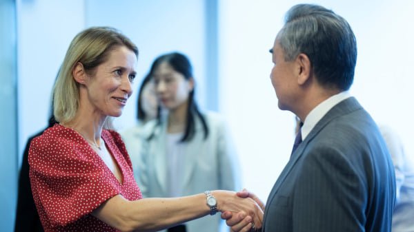 2025年7月2日，欧盟委员会副主席、外交与安全政策高级代表卡娅．卡拉斯（左）在比利时布鲁塞尔欧洲对外行动署（EEAS）总部三角大厦举行双边会谈前，迎接中国外交部长、中共中央外事工作委员会办公室主任王毅（右）。