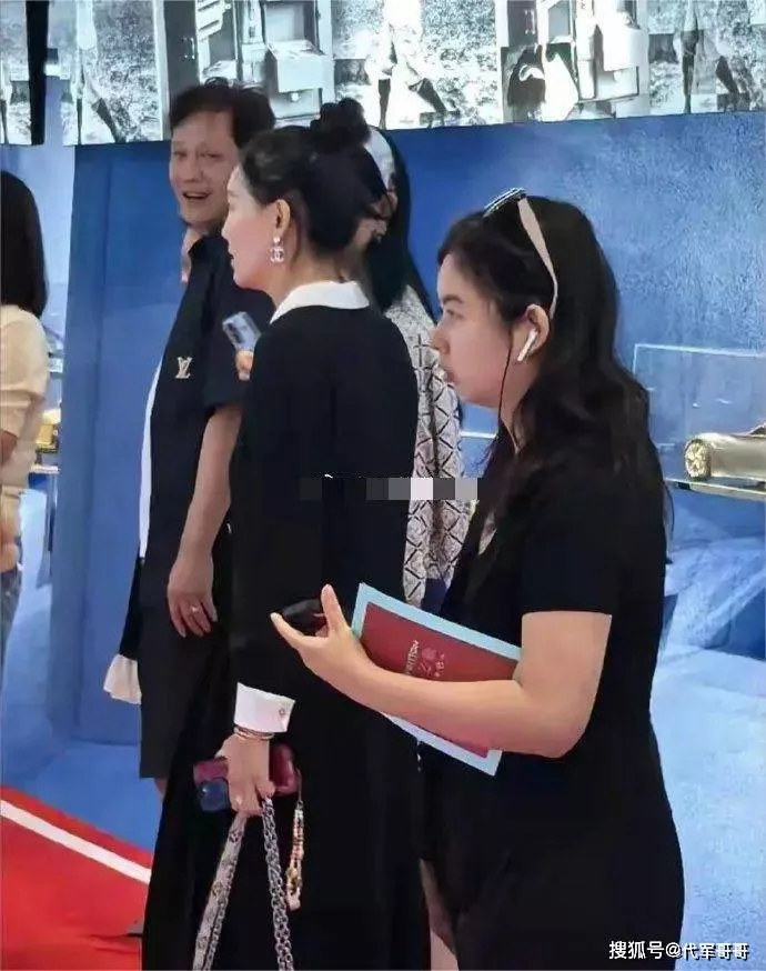 范志毅带小17岁娇妻看展，被误认“父女”