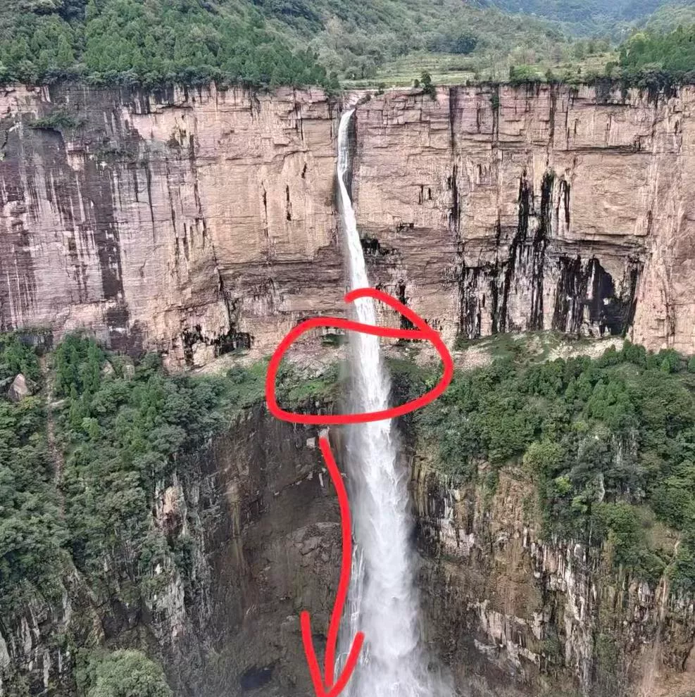 大学生在瀑布旁拍照坠崖,其父说同行人是“搭子”