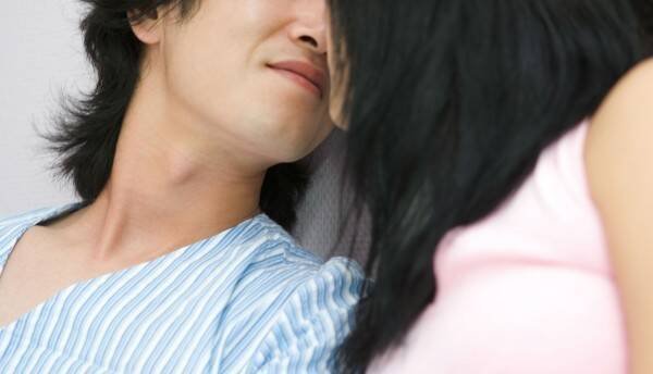 中国广东省夫妻之间明年初起可以互查对方的房产和车辆等财政状况，有大陆网友表示，这样可以揭发男人「包二奶」的问题。（情境照）