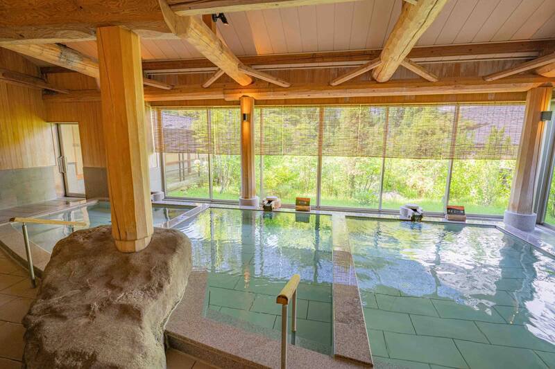 日本福岛市饭坂温泉饭店停车场有熊只闯入，导致约50名旅客被困在屋内。图为事发饭店。（图撷自「饭坂ホテルジュラク」X帐号）