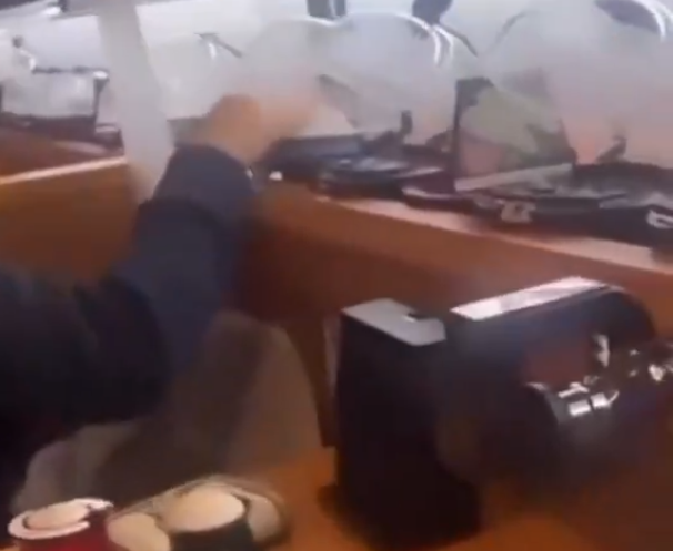 女高中生按开回转寿司的罩子后伸手抚摸。（图撷自「zhongguo8021」TikTok ）