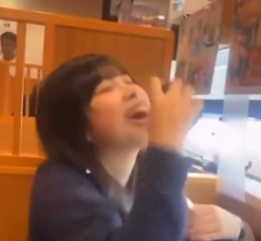 日本女高中生在藏寿司山形南馆店恶搞，不仅伸手摸回转台上的寿司还舔拭酱油瓶口。（图撷自「zhongguo8021」TikTok ）