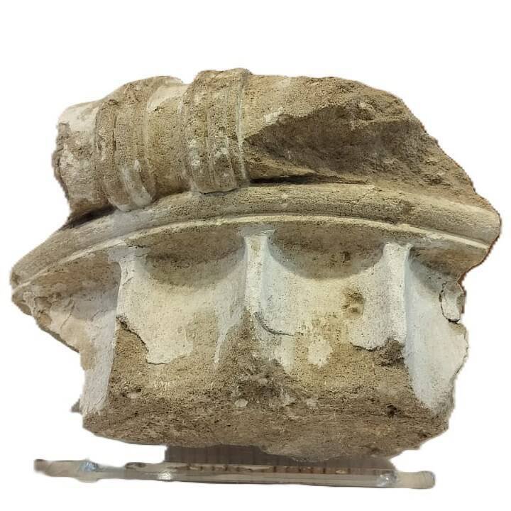 一名德国女子主动归还一件65年前从希腊盗走的古代石柱柱顶，让这件来自西元前4世纪的古希腊建筑文物得以重返家园。（图取自希腊文化部脸书粉专）