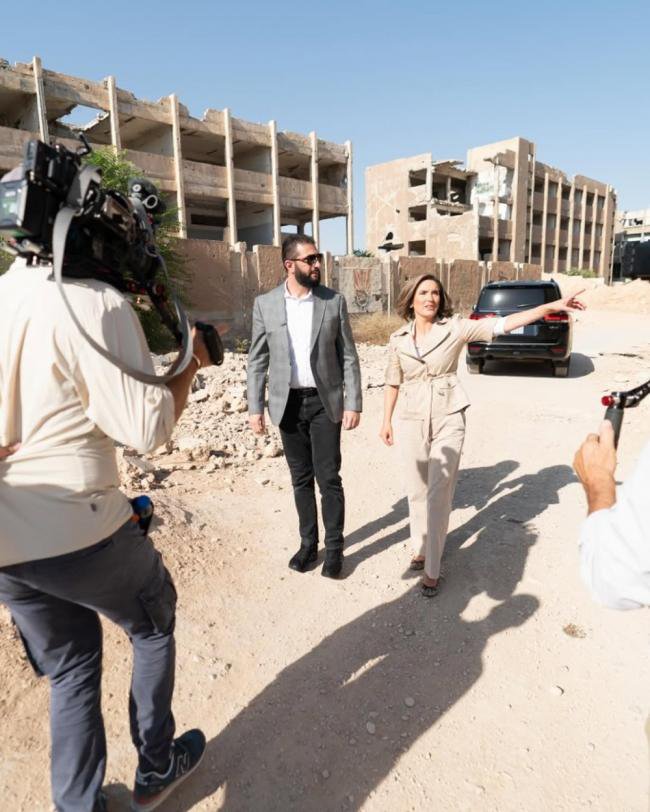 叙总统沙拉和CBS美女主持人“调情” 引发争议