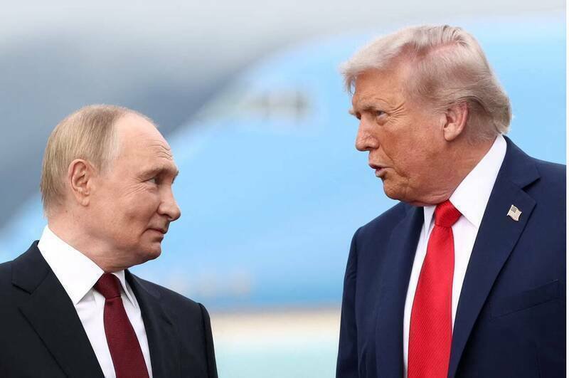 美国总统川普（右）与俄罗斯总统普廷8月15日在阿拉斯加举行峰会。（路透）