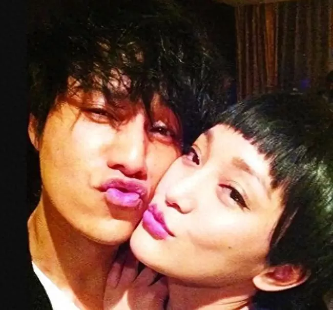 周迅近照曝光!头发发白,瘦到皮包骨,终究为恶习付出了代价