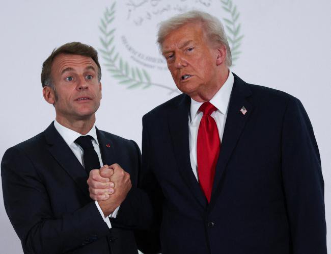 川普与马克龙“扳腕力”27秒 唇语专家解密